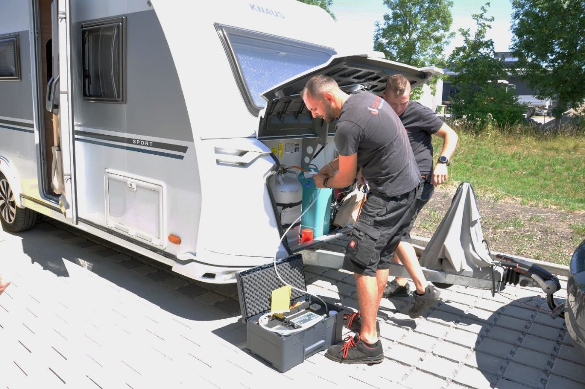 Gasprüfung an einem Wohnwagen durch das Egger-Gase-Serviceteam
